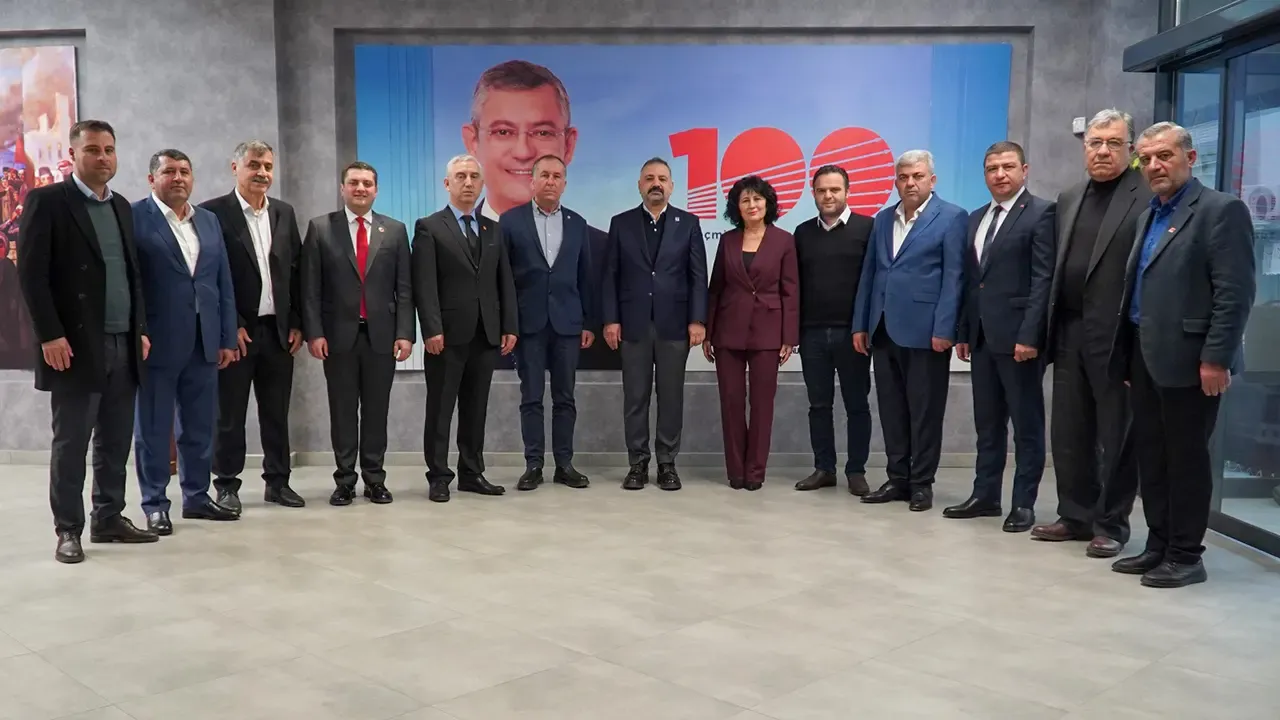 İzmir'de CHP'li belediye başkan adayları ile ilk zirve