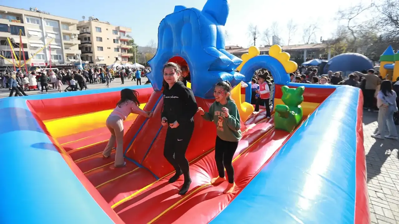 Efes Selçuk'ta çocuklar yarıyıl şenliğinde eğlendi