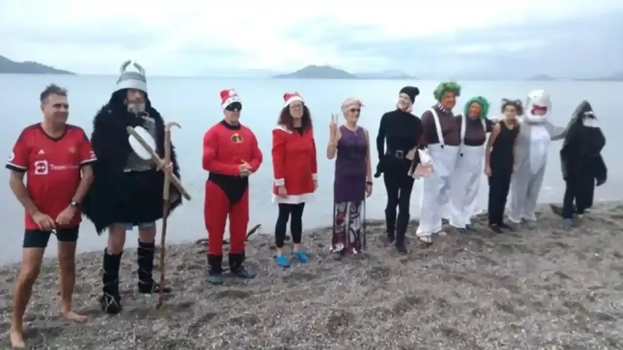 Her yeni yılın ilk gününde yapılıyor: Kostümlerle denize girdiler