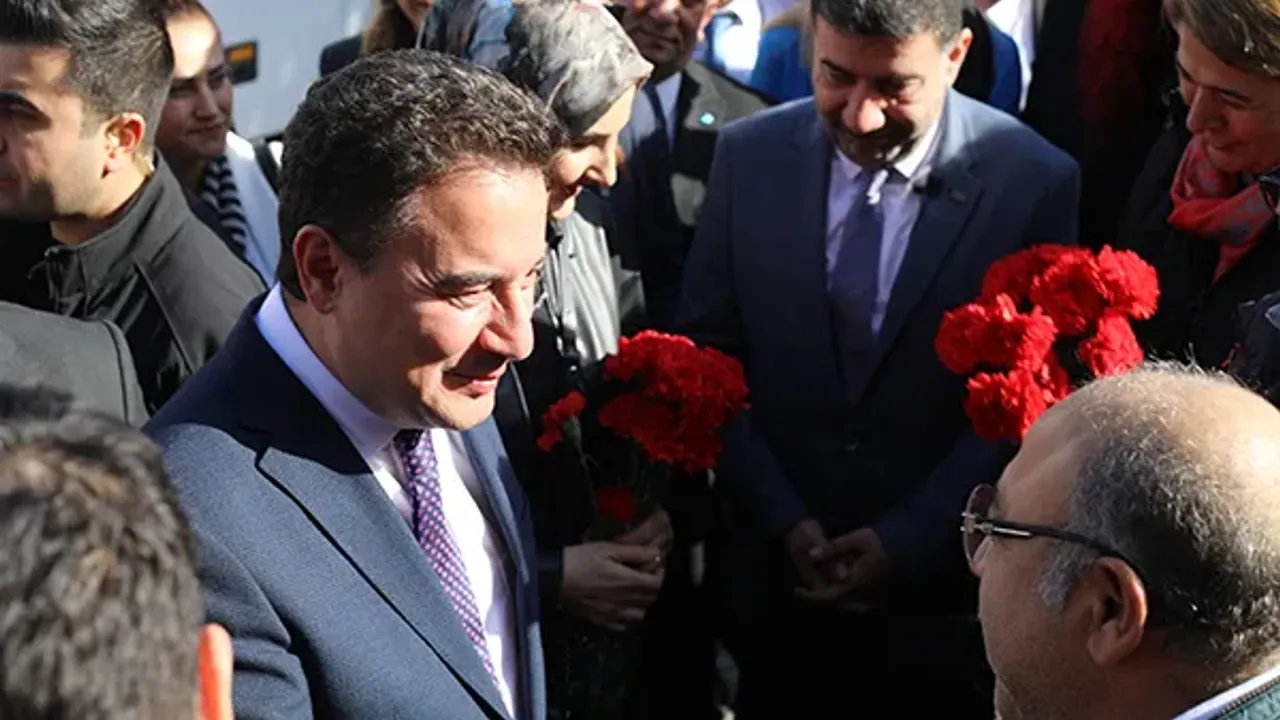 DEVA Partisi lideri Babacan'a Karabağlar'da coşkulu karşılama