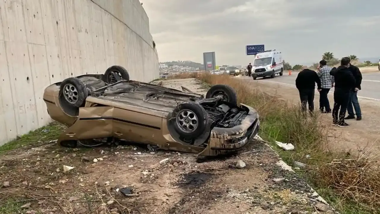 Foça'da otomobil duvara çarptı: 4 yaralı