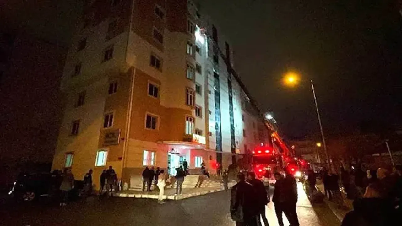 Hastane ayağa kalktı: Kaldığı odayı ateşe verdi