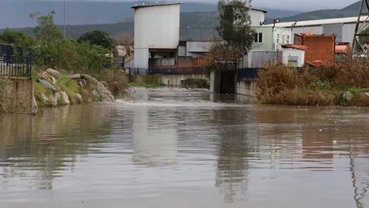 İzmir’de fırtına ile imtihan: Yollar göle döndü