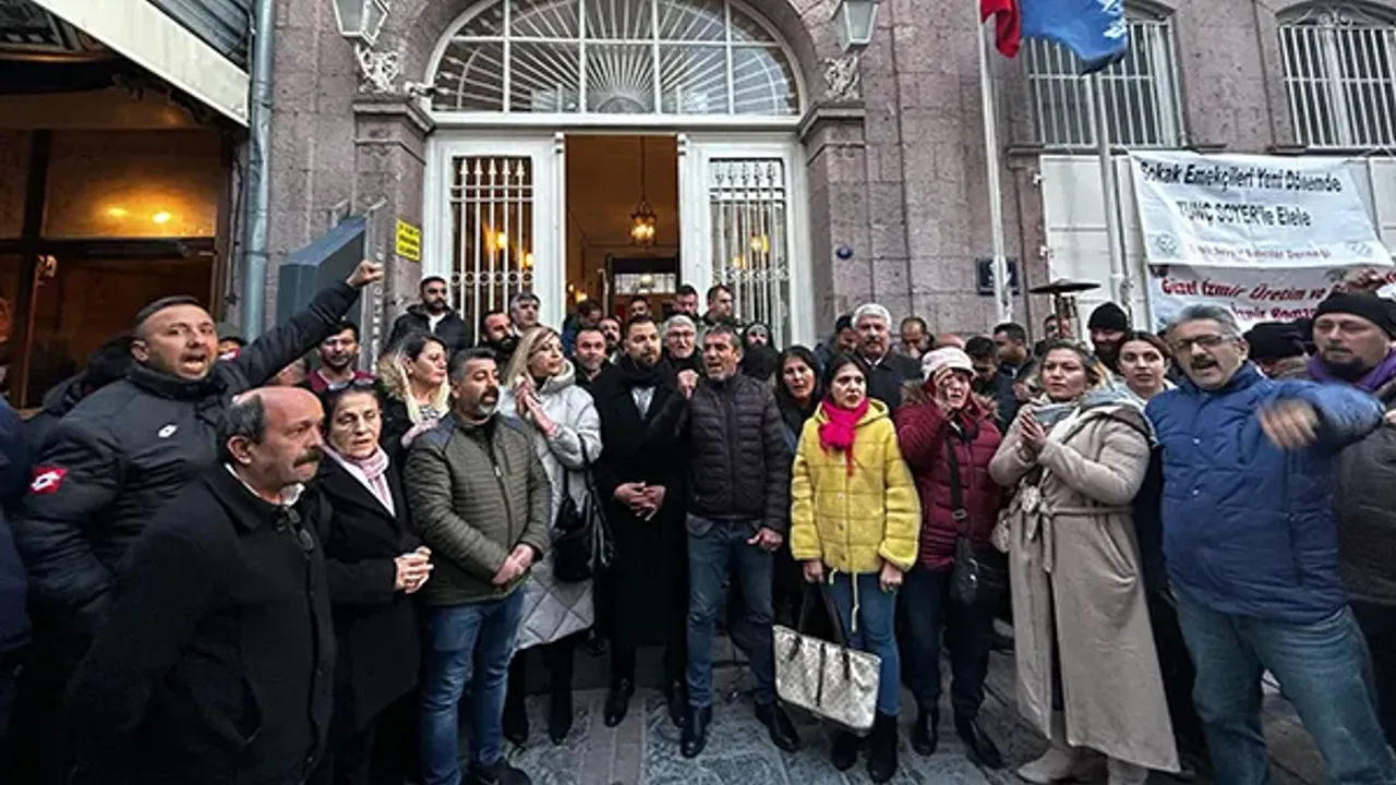 İzmir’de Soyer nöbeti sürüyor: Sabaha kadar buradayız