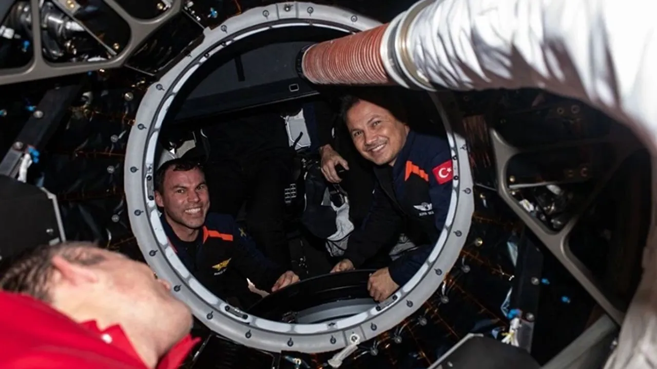 Türkiye’nin ilk astronotu Gezeravcı fotoğraf paylaştı: Kenetlenme sonrası mutluluğun resmi
