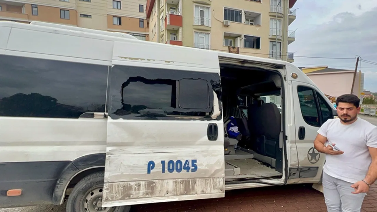 Çayırova'da işçi servisi ile kamyonet çarpıştı: 3 yaralı