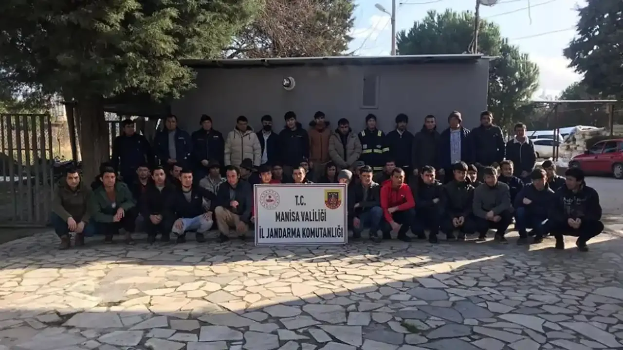 Manisa'da kaçak çalıştırılan 34 Afgan yakalandı