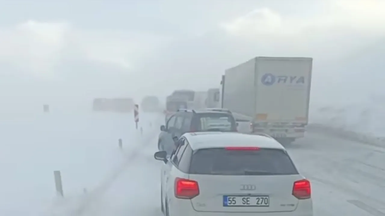 Kar ve tipi ulaşımı vurdu: Tendürek Geçidi kapatıldı