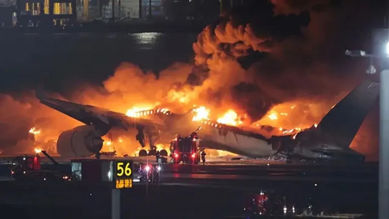 İçinde 379 yolcusu olan uçak başka bir uçağa çarpıp alev aldı!