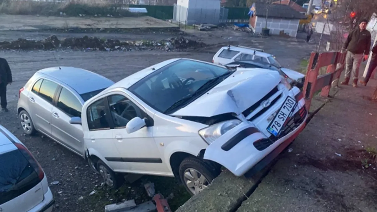 Zonguldak'ta park halindeki aracın üstüne otomobil düştü