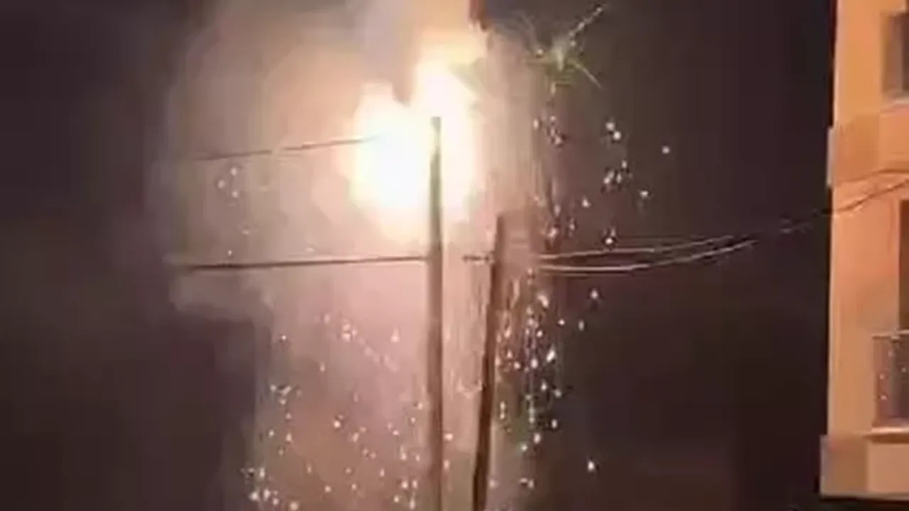 Silivri'de patlama: Elektrik bir anda direği alev aldı