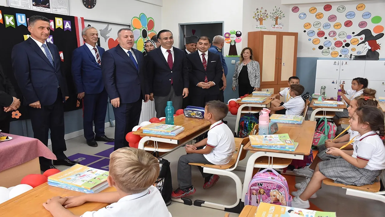 İzmir'de okula dönüş heyecanı: İlk ders zili çaldı