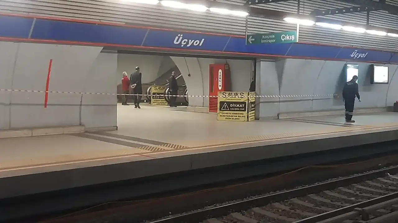 İzmir Üçyol Metro'da yürüyen merdiven çöktü