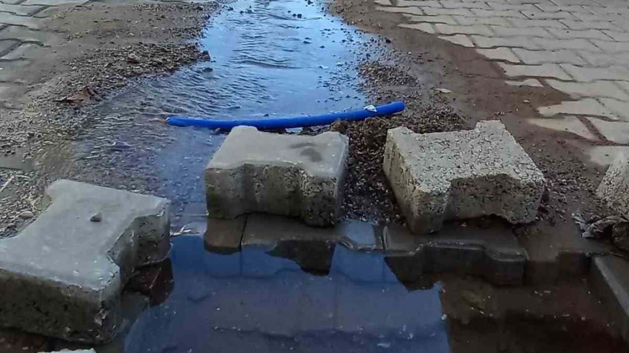 Su kıtlığı yaşayan İzmir'de patlak boru tepkisi: 15 gündür boşa akıyor