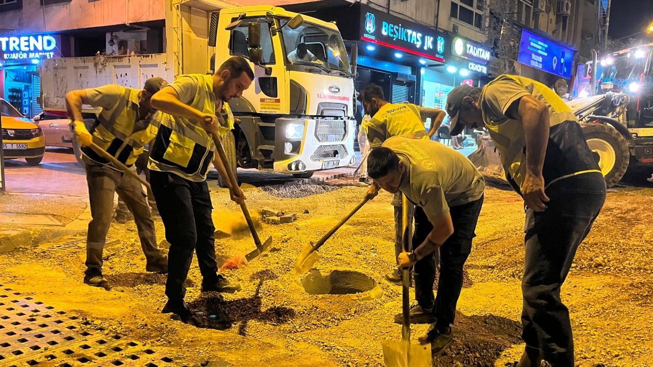 Bornova’da okullar açılmadan yollar yenilendi