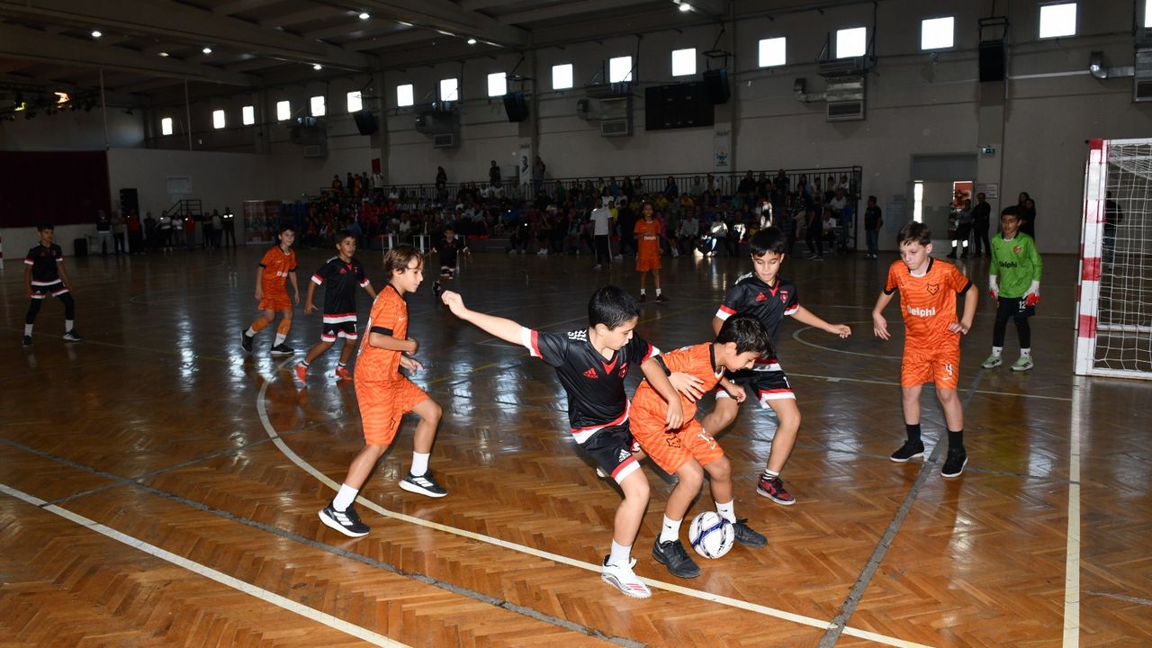 Cumhuriyet coşkusu sürüyor: Çiğli’de futsal turnuvası