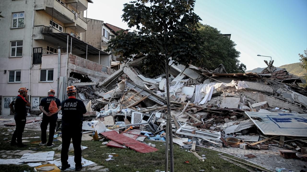 Balıkesir 6.1 ile sarsıldı! Binalar yıkıldı, artçılar devam ediyor!