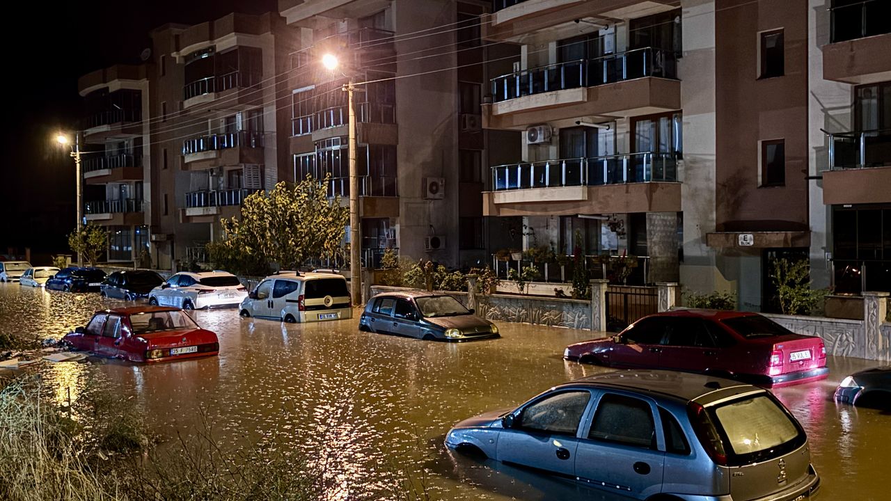 Bergama'da sağanak yağış hayatı olumsuz etkiledi