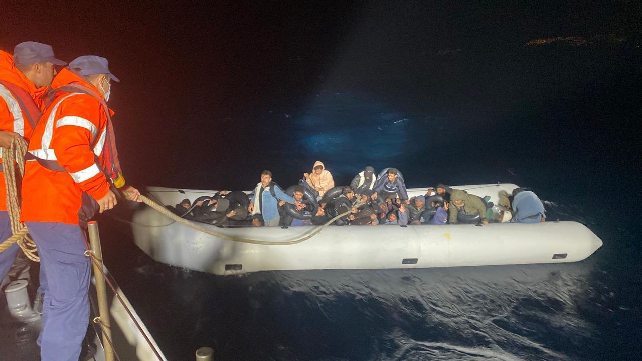 İzmir'de göçmen operasyonu: 86 düzensiz göçmen kurtarıldı