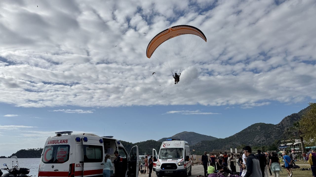 Fethiye'de iki yamaç paraşütü çarpıştı: 3 kişi yaralandı