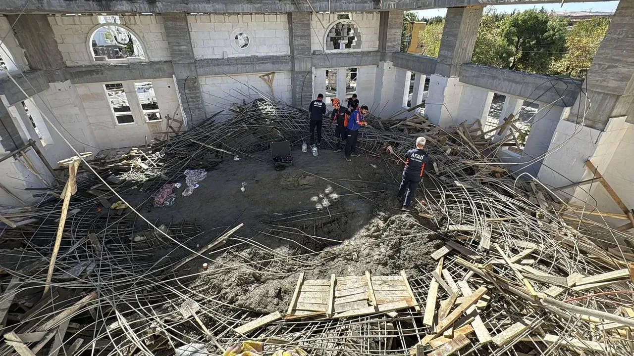 Cami inşaatında göçük: 6 işçi kurtarıldı!