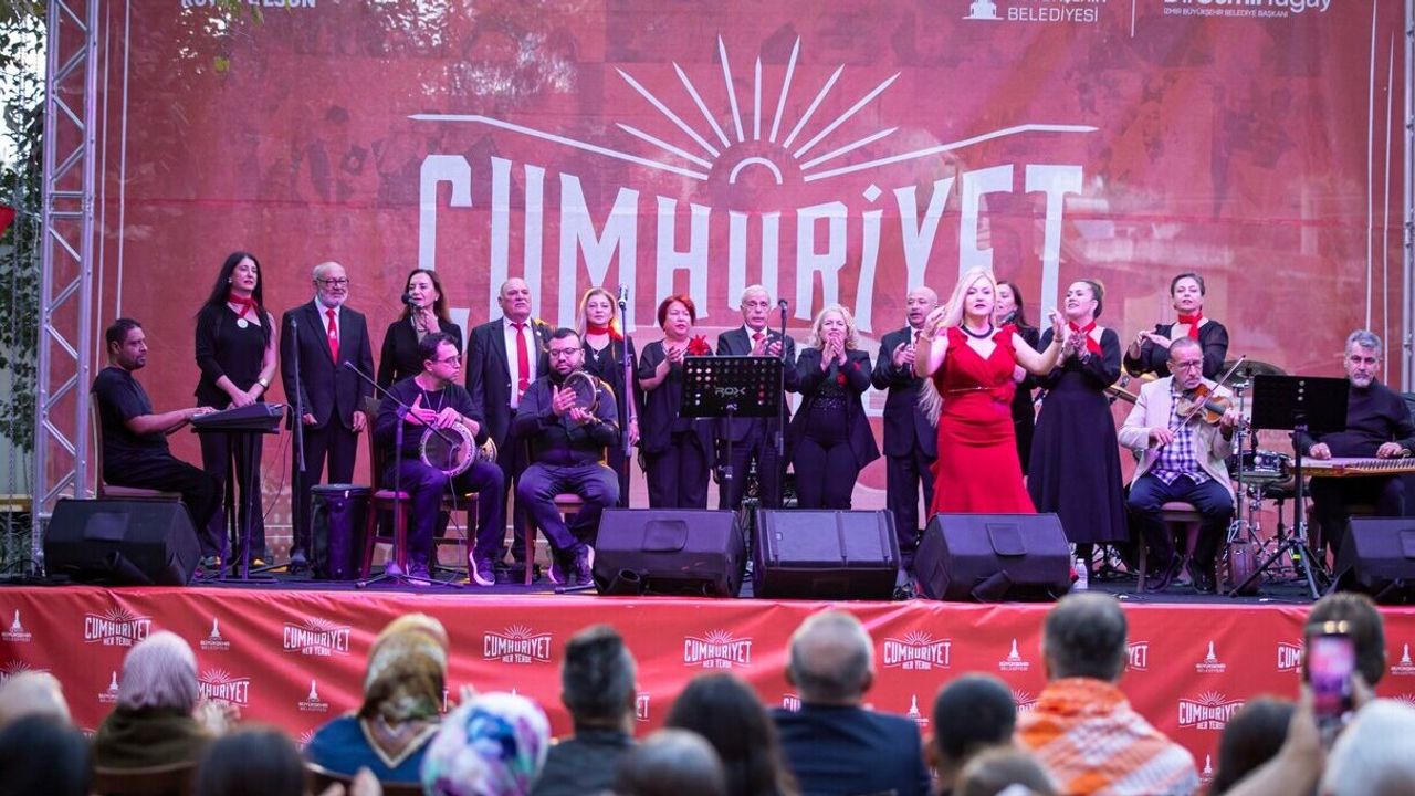 İzmir, 29 Ekim’i her yaştan vatandaşla kutladı: Bayram coşkusu doruğa ulaştı