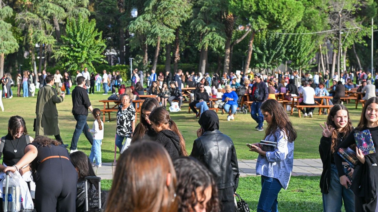 İzmir’de sanat dolu günler: Edebiyat dünyasının kalbi Kültürpark’ta attı
