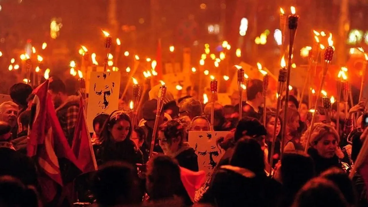 Fener alayı iptal edildi: Foçalılar bayrağını al gel dedi