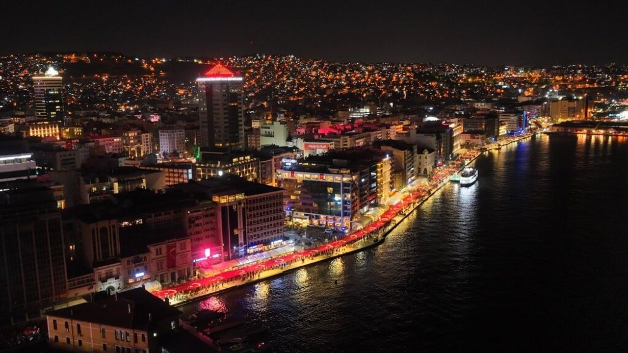 İzmirliler 29 Ekim’i coşkuyla kutladı: Cumhuriyet Meydanı kırmızı-beyaza büründü!