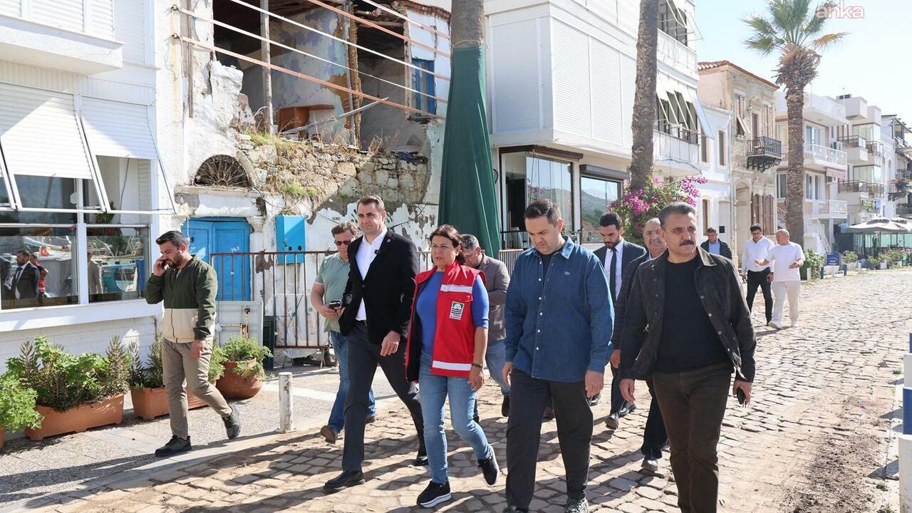 CHP heyeti’nden Foça’ya dayanışma ziyareti: Selden etkilenenlerle bir araya geldiler