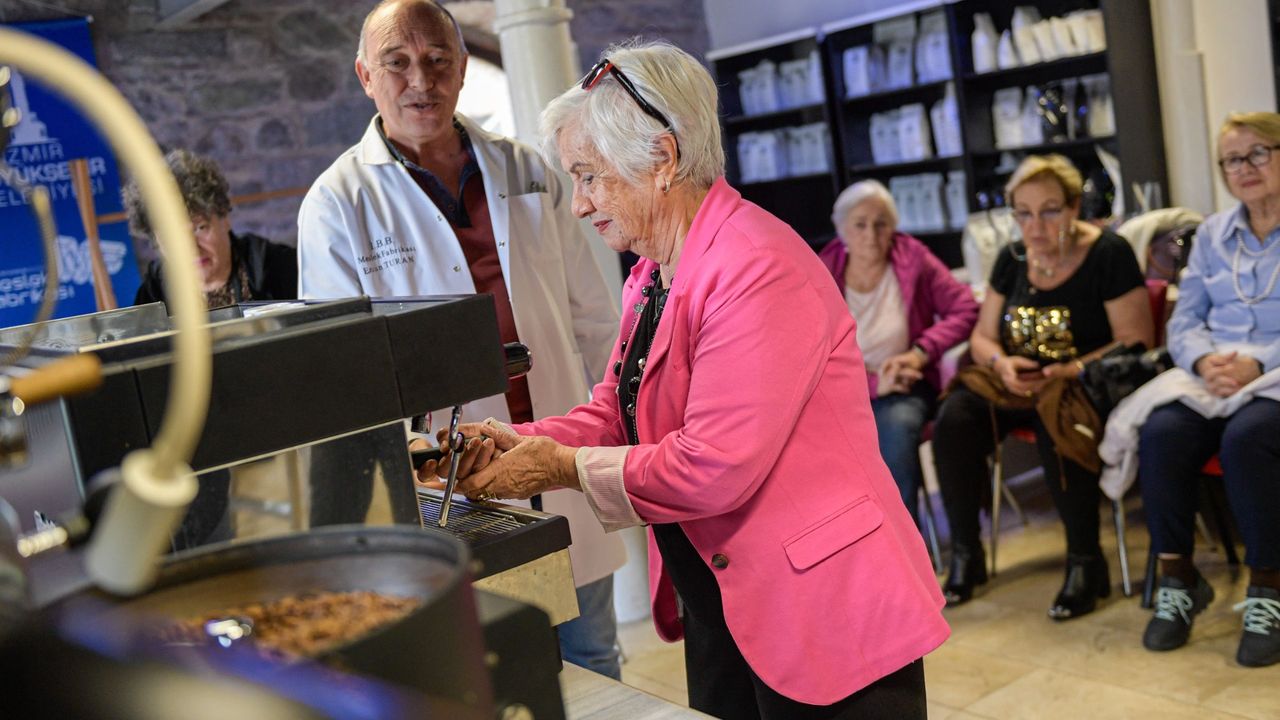 İleri yaş bireyler barista oldu: Kahve keyfi bu kez büyüklerden