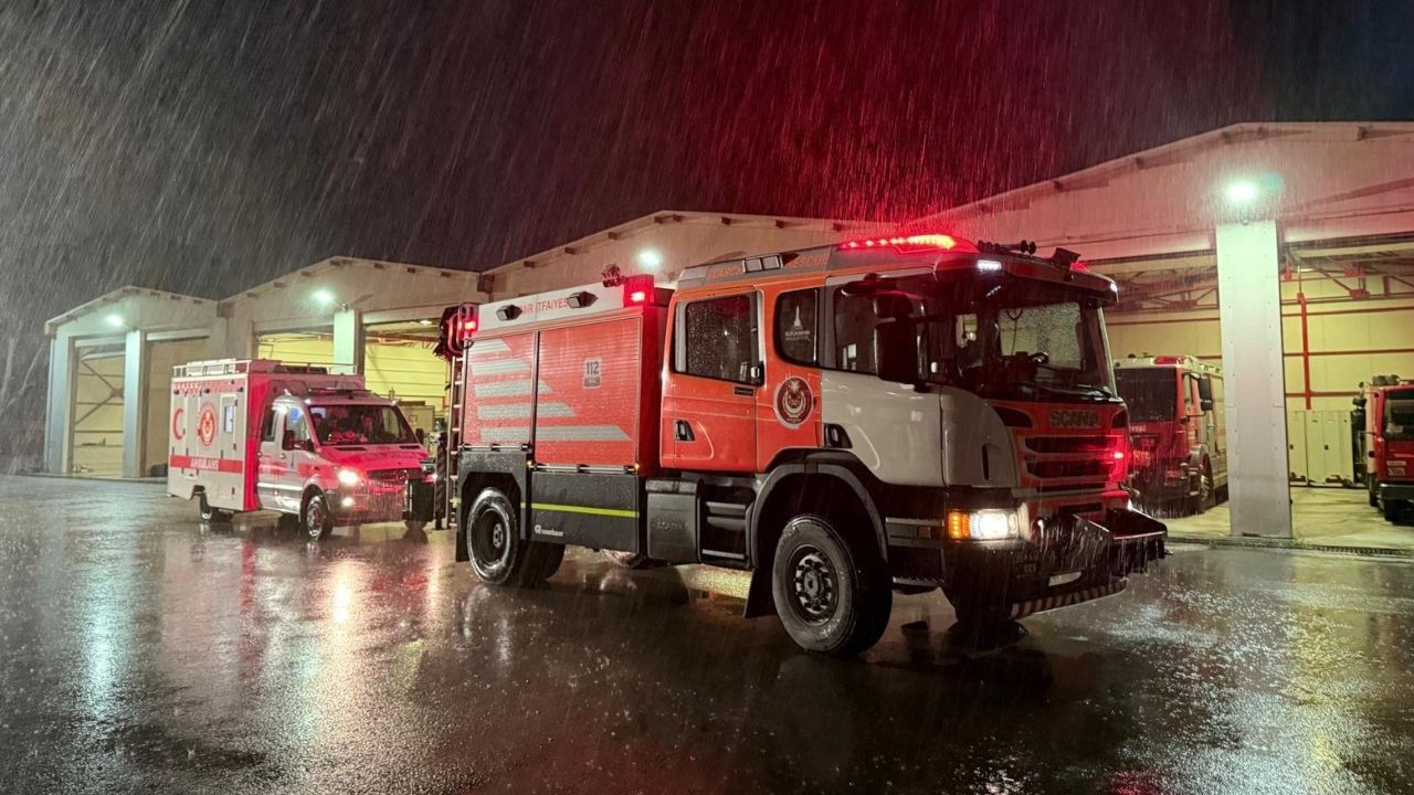 İzmir İtfaiyesi deprem sonrası destek için Balıkesir'de