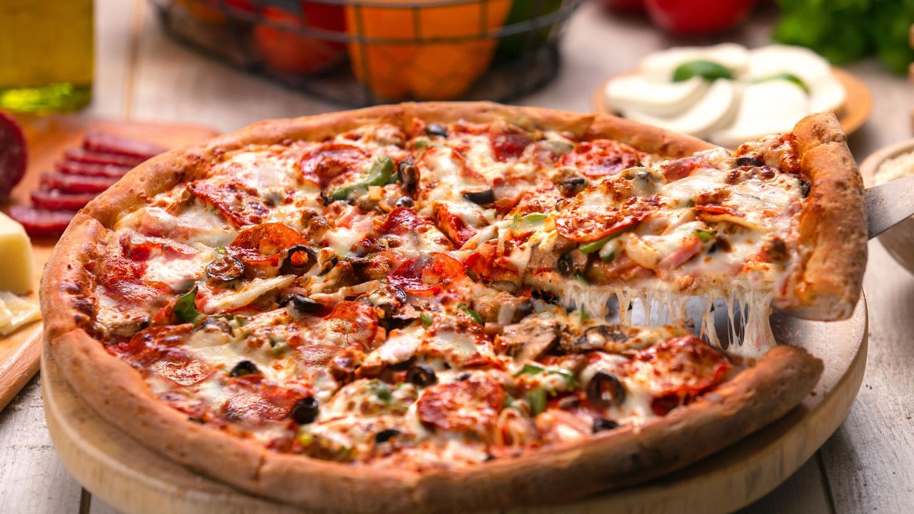 Ünlü pizzacıdan kötü haber: Şubelerini tek tek kapatıyor!