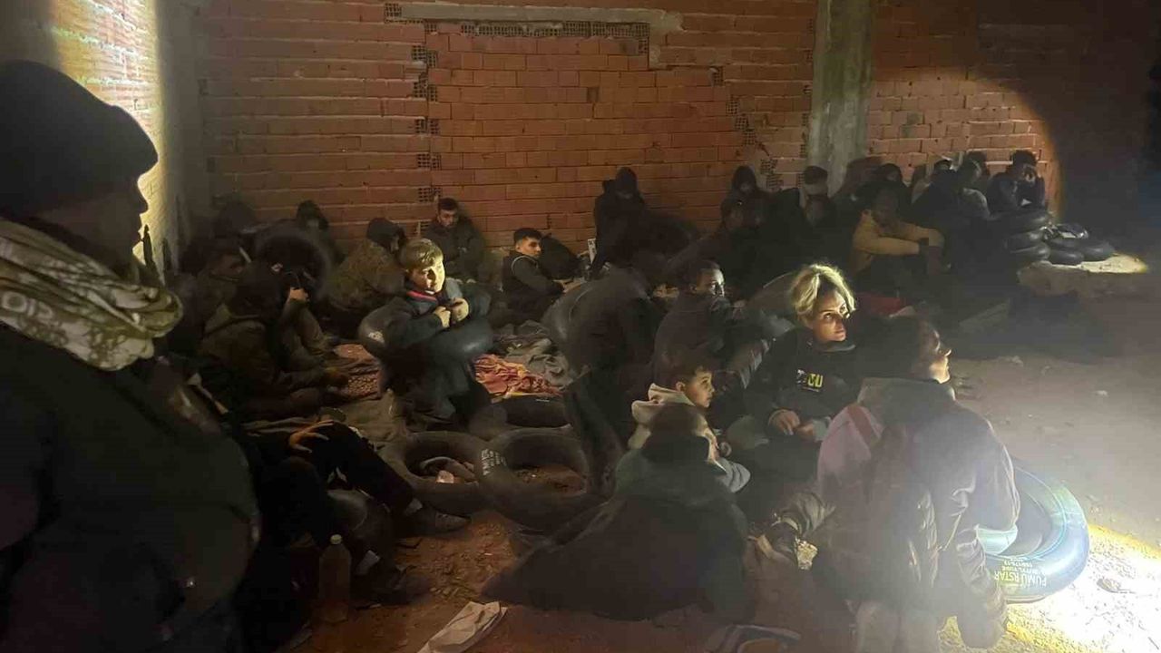 Çeşme’de metruk binada 29 düzensiz göçmen bulundu