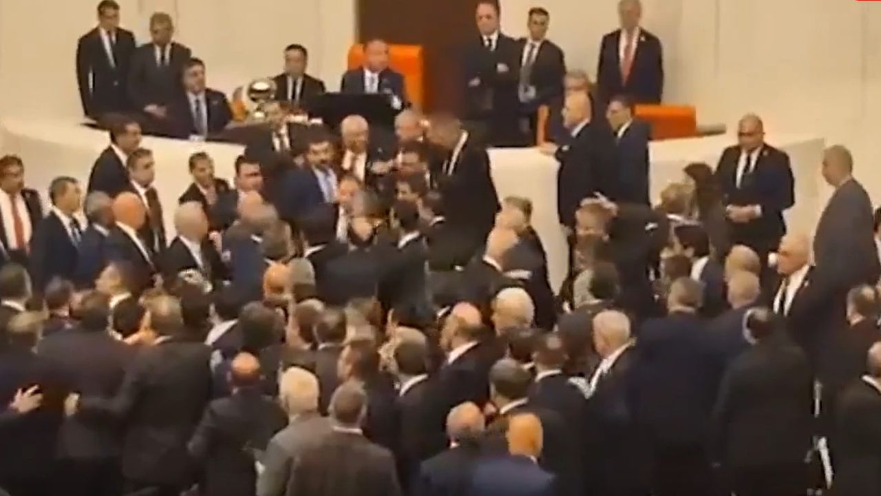 Meclis’te tansiyon yükseldi: Vekiller arasında yumruklu kavga