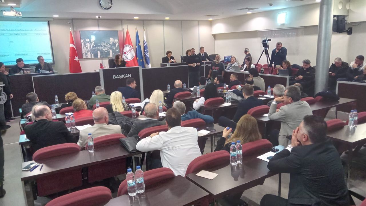 Karşıyaka Meclisi’nde gerginlik: Kızılkaya küfür etti, salondan çıkarıldı