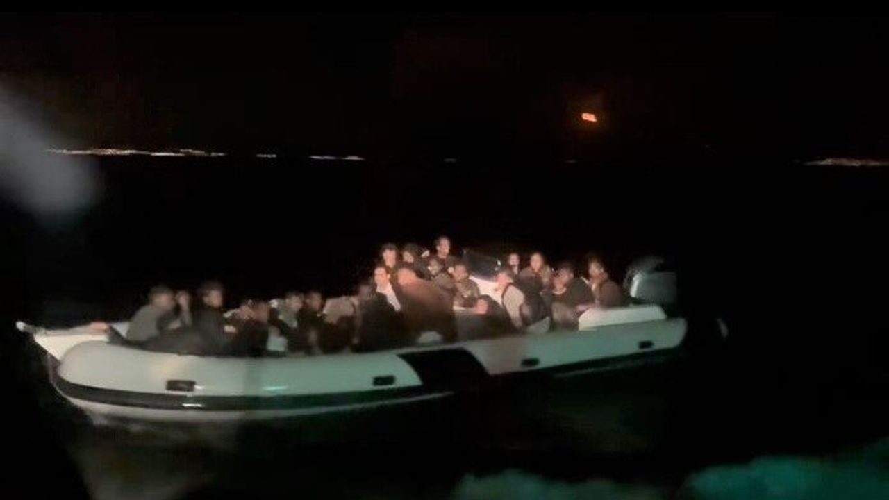 İzmir açıklarında 34 göçmen bottan tahliye edildi