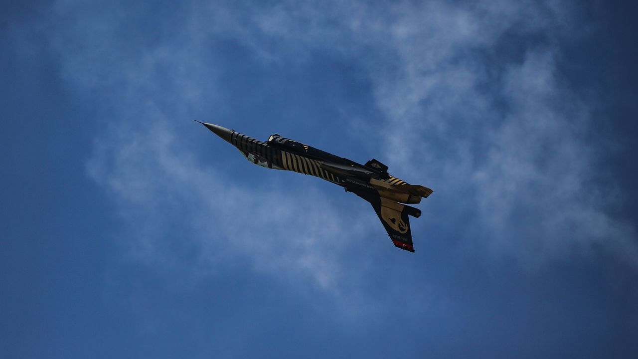 Hava Kuvvetleri gökyüzünde süzüldü... İzmir'de nefes kesen g