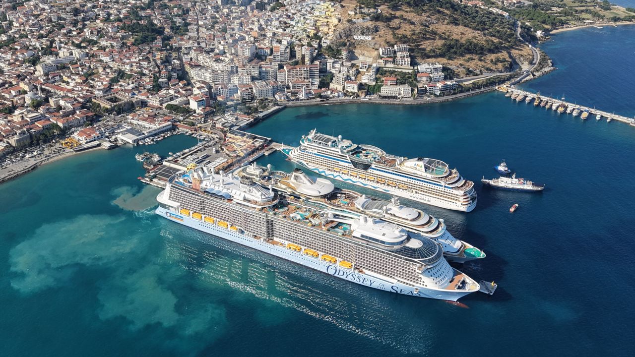 Kuşadası'na 3 gemi otel yanaştı