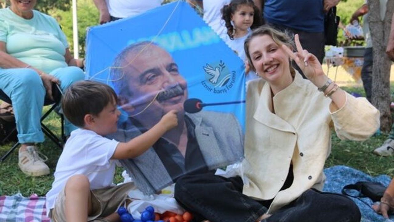 İzmir’de uçurtmalar Sırrı Süreyya Önder için yükseldi