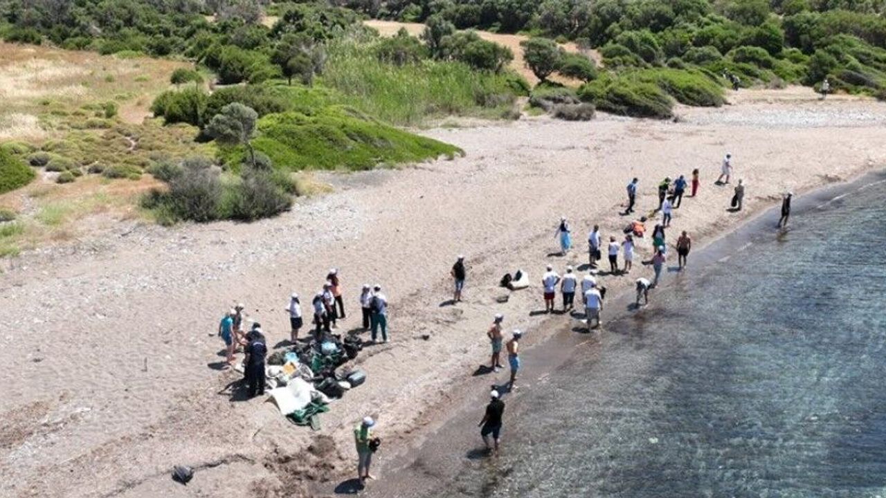 Urla’nın koylarında gönüllü temizlik