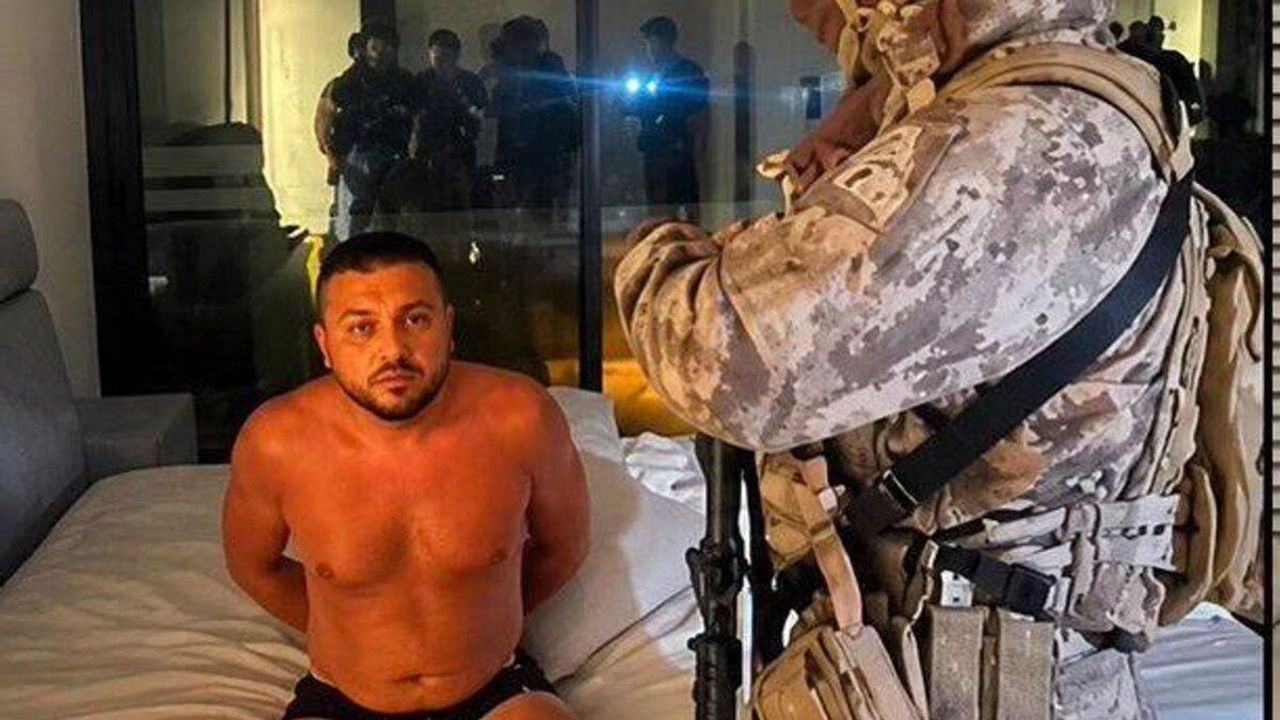 MİT'ten Çeşme'de operasyon... Baron yarı çıplak yakalandı