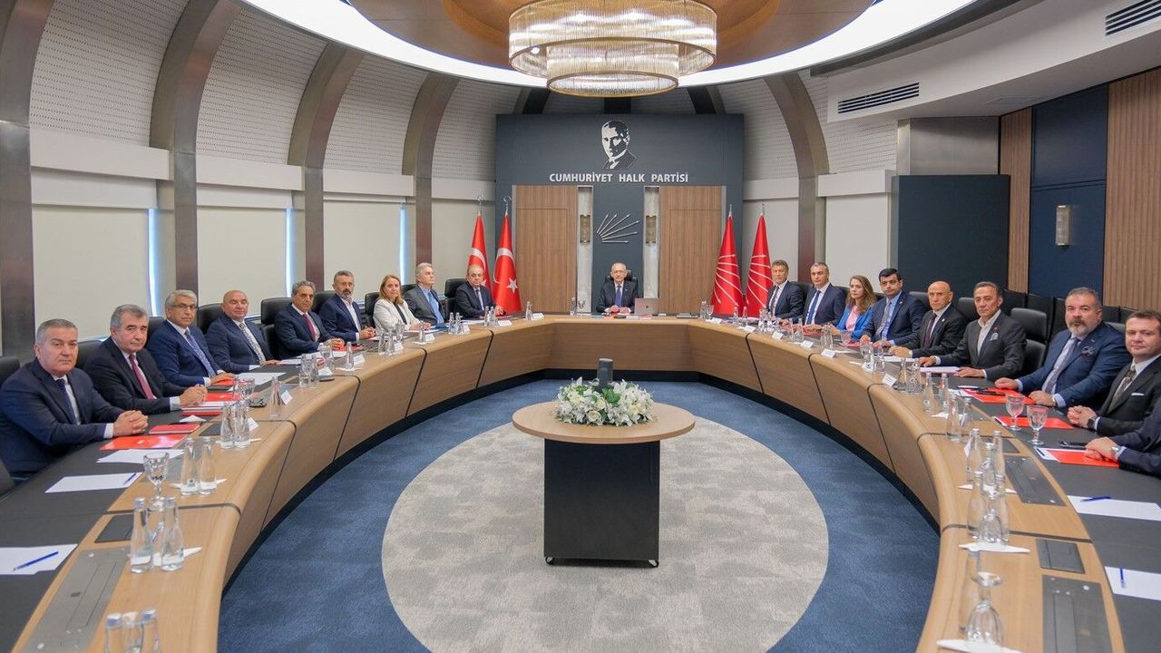 CHP MYK yarın toplanıyor: İhraçlar ve grup toplantısı krizi 
