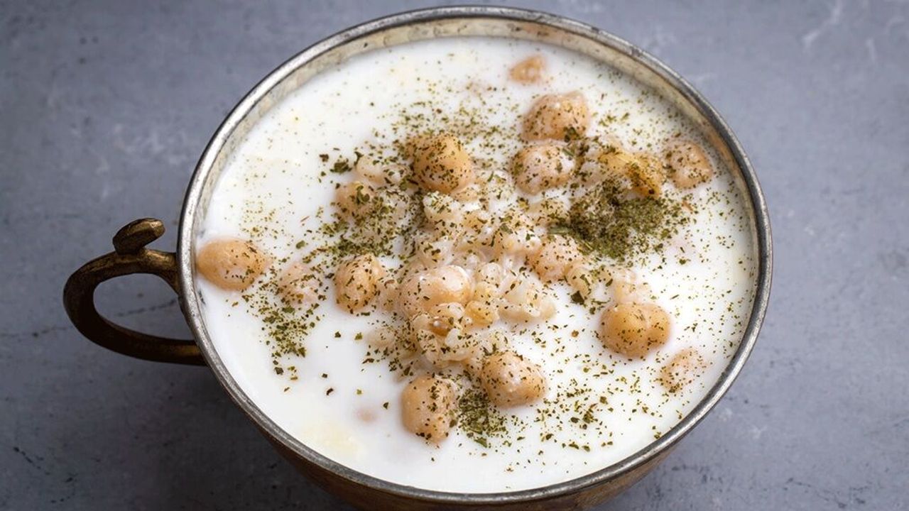 Sıcaktan bunalanlara özel… Soğuk ayran aşı çorbası tarifi