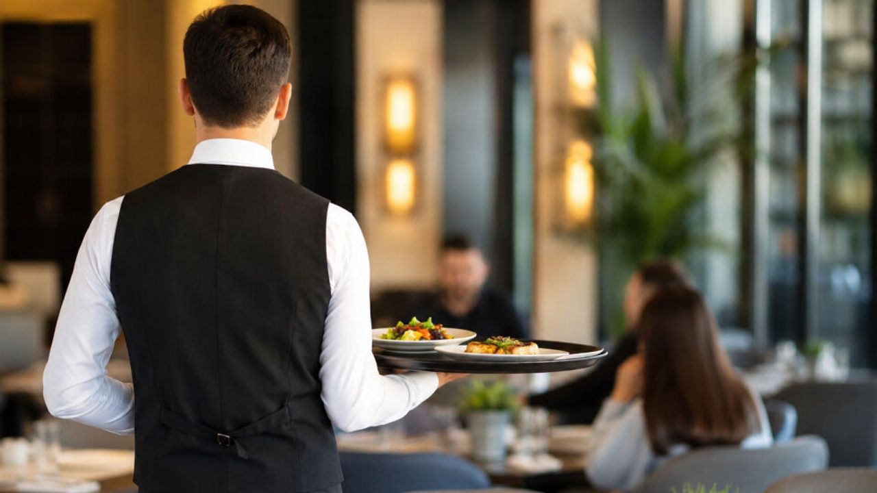 Restoranlarda servis ücreti kaldırıldı: Ticaret Bakanlığı'nd