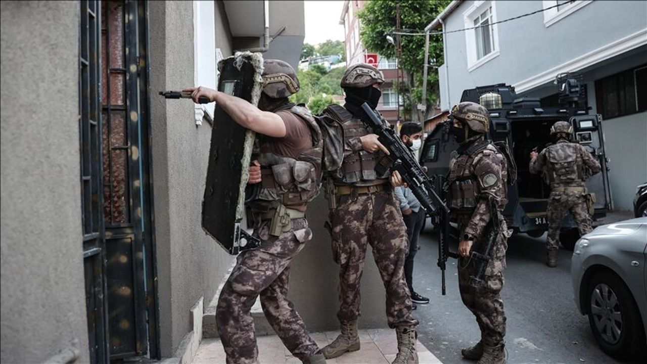 İzmir’de FETÖ'ye baskın: 78 kişi gözaltına alındı