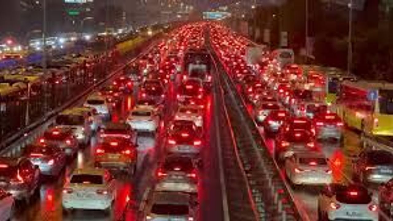 İzmir'de akşam trafiği: Hangi caddeler yoğun?