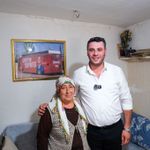 Özel’e ‘Sana otobüs alacağız’ demişti... Yeni Parti’den Ayşe Teyze’ye ziyaret