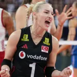 Gizem Örge'nin kutlama yemeğindeki tarzına yorum yağdı
