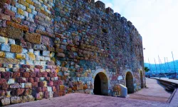 Foça'da Beş Kapılar Kalesi turistlerin ilgisini çekiyor